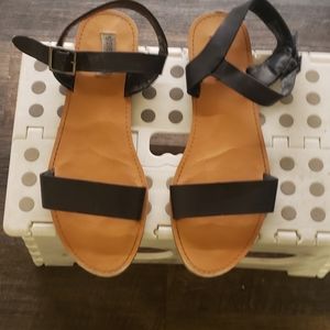 Strap sandals